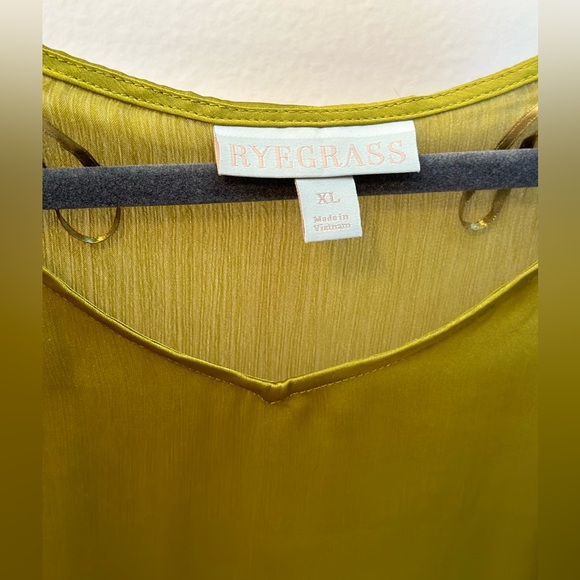 Ryegrass silky soft sheer olive green blouse, slight scallop lace sleeve Size XL - Picture 8 of 9